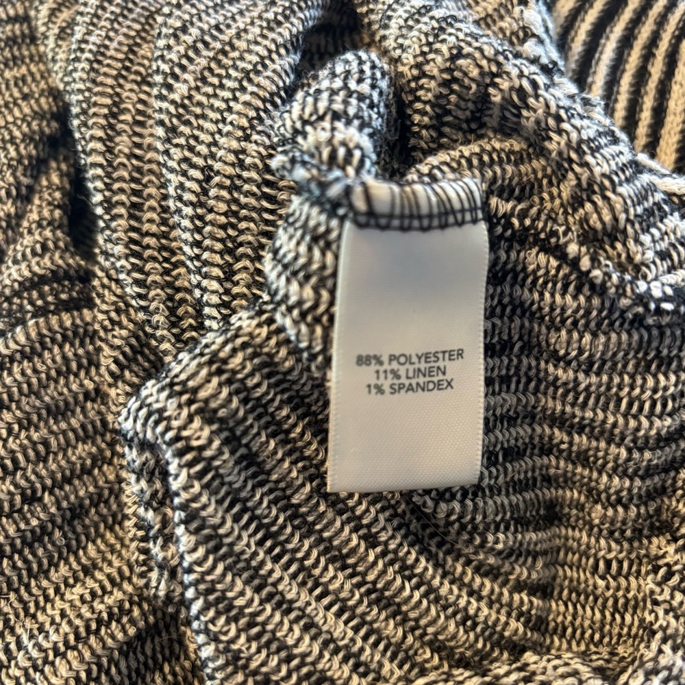 Must bundle shirt size XS - Picture 6 of 6